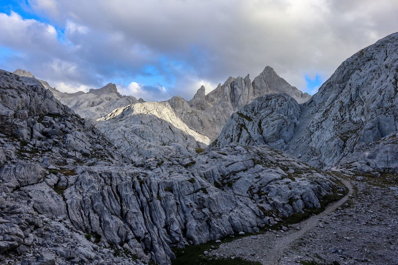 El Anillo de Picos: a Picos de Europa circuit · 11