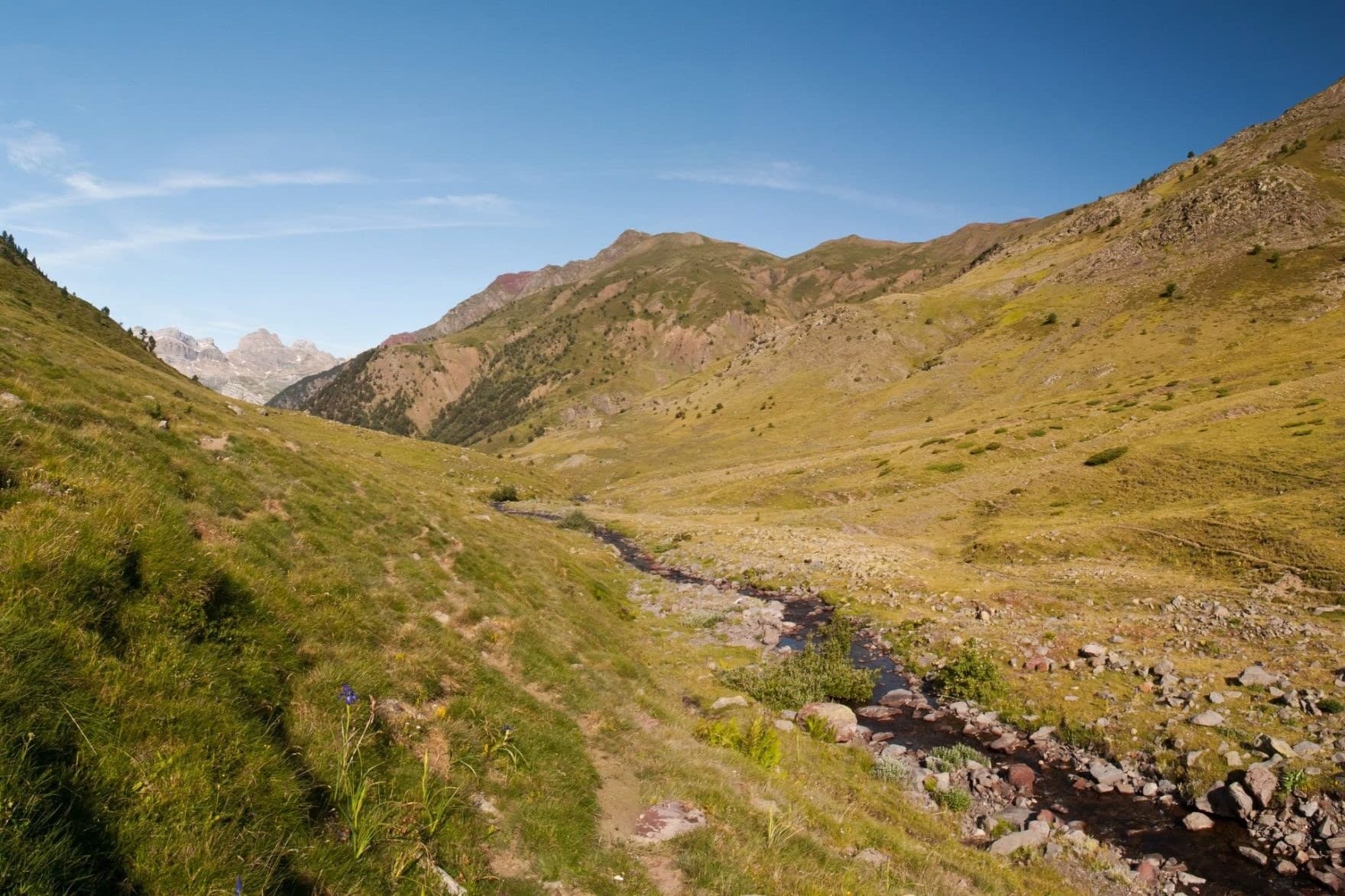 Across the Ibones de Anayet lakes · 6