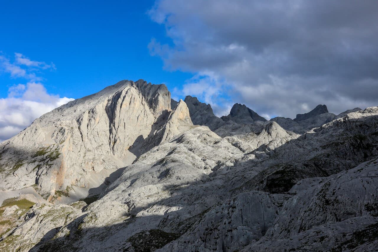 El Anillo de Picos: a Picos de Europa circuit · 9