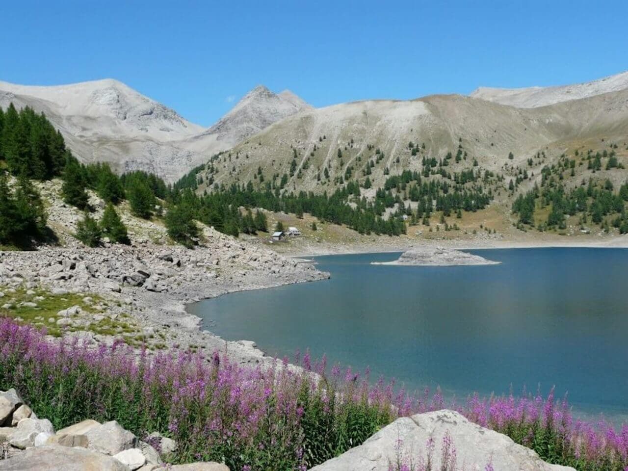 Mercantour: mountain lakes along the GR 52 · 3