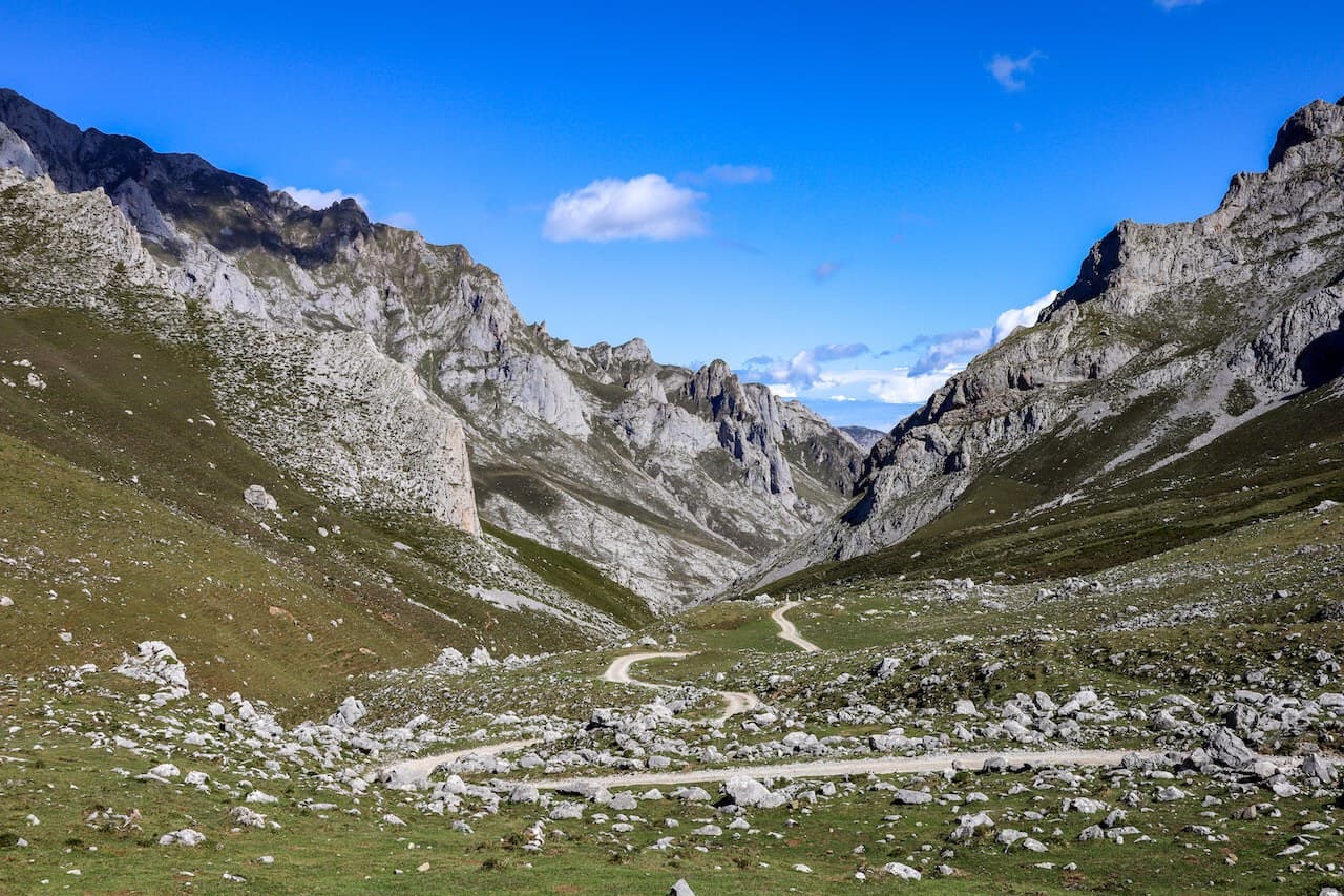 El Anillo de Picos: a Picos de Europa circuit · 18