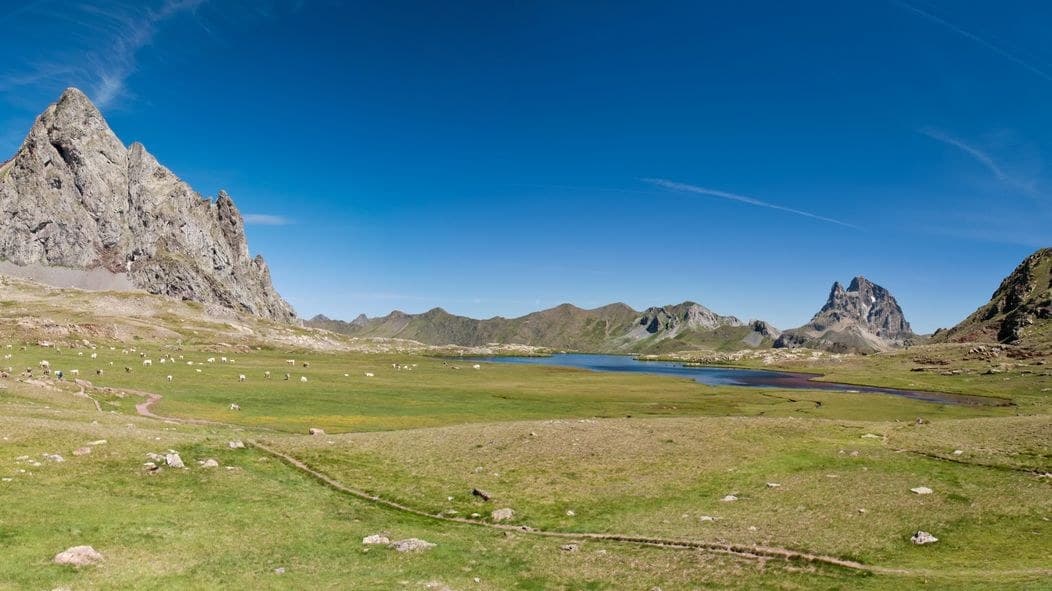 Across the Ibones de Anayet lakes · 4