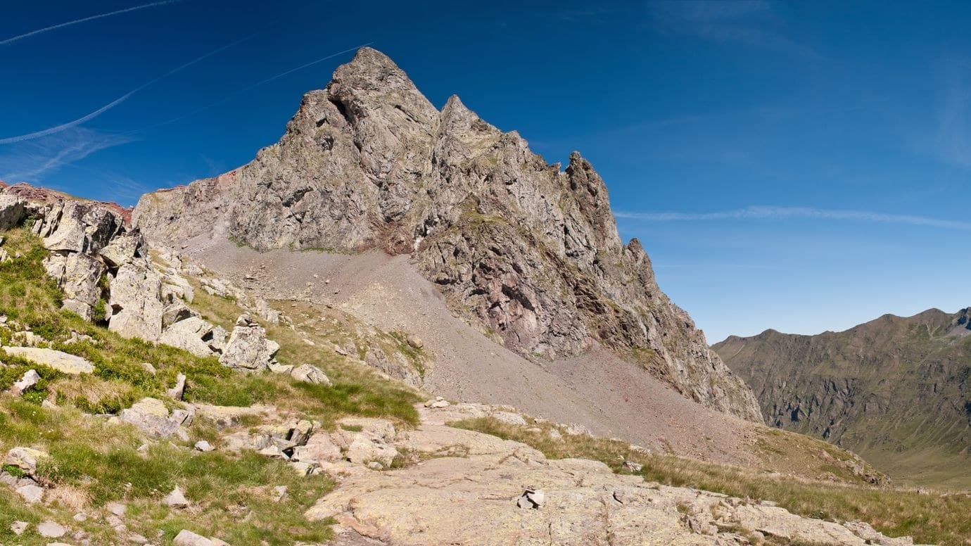 Across the Ibones de Anayet lakes · 7