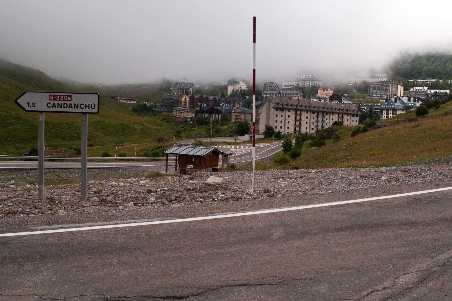 Across the Ibones de Anayet lakes · 8